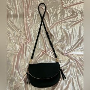 Adjustable cutesy black cross body purse🖤